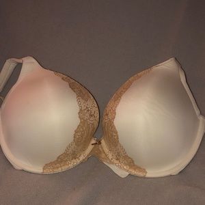 Back smoothing plunging cacique bra
